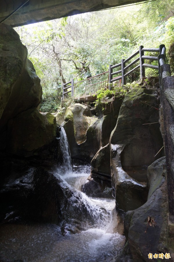 走在仙人堀步道，可近距離欣賞瀑布、壺穴景觀。（記者曾迺強攝）