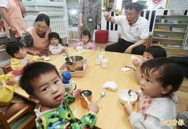 台北市府推動0至12歲幼教托育一條龍政策,台北市長柯文哲今天表示,預計不用到6年就可以達成「校校有幼托」目標。(記者廖振輝攝)