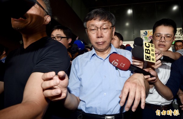台北市長選戰,民進黨決定與柯文哲分手,自提人選,國民黨內人士評估,除非這局民進黨「打假球」,否則最後勢必藍、綠歸隊,競選連任的台北市長柯文哲極可能淪為「第三」。(資料照)