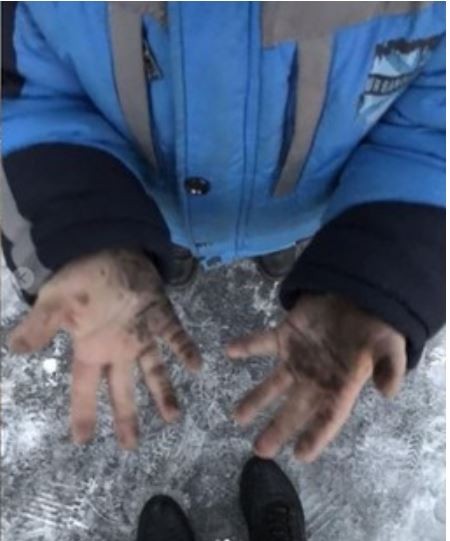 小孩出門玩雪,手都變黑了。(圖擷取自@irinabodagova IG) 小孩出門玩雪,手都變黑了。(圖擷取自@irinabodagova IG)