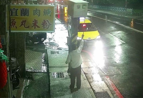 不爽超速被拍,計程車運將以黃色便利貼「弄瞎」5台照相機。(記者林嘉東翻攝)