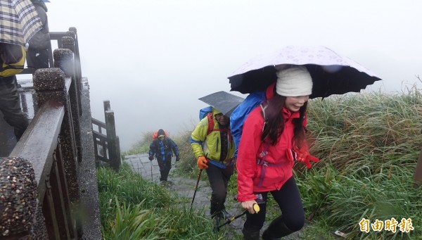 北市大屯山一度飄雪，目前天空未下冰霰，路面也無結冰，但二子坪往大屯助航站仍維持假日管制7時至16時車輛禁止進入二子坪往大屯助航站仍維持假日管制7時至16時車輛禁止進入。民眾需步行到助航站賞雪。（記者張嘉明攝）