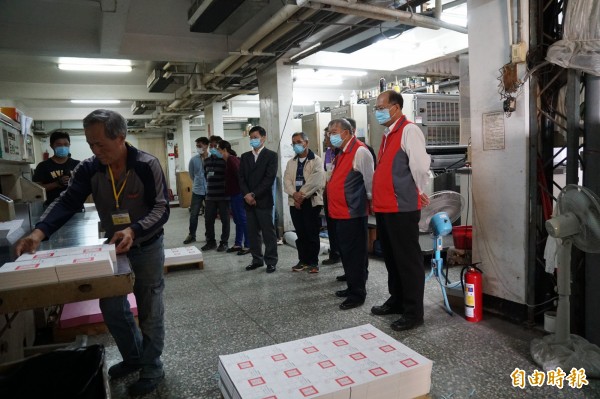 嘉義 縣 驚 傳 選 務 人員 疑終 差點 誤將 333 張 選票 攜 出; 圖為 新竹 縣 選 委會 印製 選票 現場. (資料 照, 記者 黃 美 珠 攝) 嘉義 縣 驚 傳 選 務 人員 疑終 差點 誤將 333 張 選票 攜 出; 圖為 新竹 縣 選 委會 印製 選票 現場. (資料 照, 記者 黃 美 珠 攝)