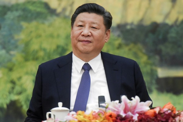 中國人大投票廢除憲法中的國家主席任期限制,被視為在幫習近平稱帝鋪路。不過中國網友發現,投票完兩個小時新版憲法就在書店開賣,因此懷疑在通過前就已印好新版憲法。(美聯社)