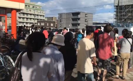 一名台灣女孩表示,札幌一間大型超市將水、拉麵等商品,全數降價以100日圓便宜提供給有需要的民眾。(圖由臉書粉專「台灣女孩的北海道生活」授權使用)