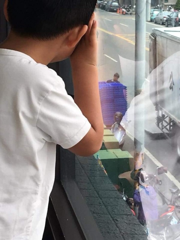 男童被丟包在麥當勞，焦急地不斷跑到窗邊看媽媽哪時回來。（圖擷取自「爆怨公社」）