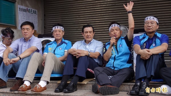 不滿前瞻計畫預算通過,國民黨立委日前在立院外禁食抗議,圖為前總統馬英九探視禁食抗議的國民黨立委賴士葆、費鴻泰、曾銘宗3人。(資料照,記者劉信德攝)