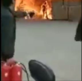 中國一名工人本已逃出火場，竟為了取回手機轉身衝進火場，逃出時遭烈火纏身。（圖片取自網路）