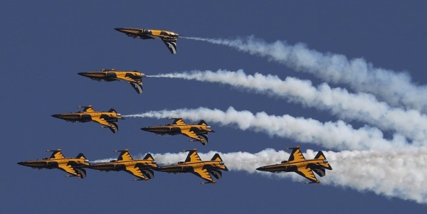 南韓黑鷹飛行表演隊參加新加坡航空展,一架單座飛機於今(6日)下午1時30分起飛時發生意外。示意圖。(歐新社)