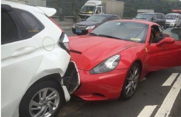 紅色法拉利追撞了一輛白色本田轎車。（圖擷自中國《網易新聞》）
