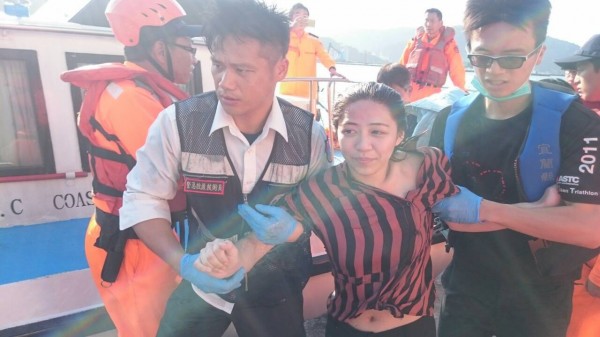 å©åå¥³éå®¢è¸æµªï¼ä¸æè¢«å·¨æµªæ²åºå¤æµ·ï¼å¨æµ·é¢è¼æµ®è¼æ²ï¼æ¶é²äººå¡æå ±å±éææï¼æå¹¸å·²å¹³å®æèµ·ãï¼åç±æ°ç¾æä¾ï¼