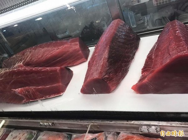 黃鰭鮪生魚片肉色暗紅，是生魚片中不可或缺的要角。（記者陳彥廷翻攝）