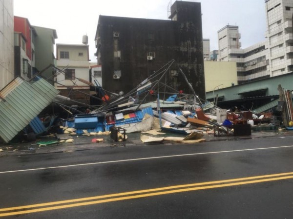 网友今早前往停车场牵车,没想到停车场成为一片废墟,爱车恐怕已被铁皮及钢架压住。(图撷取自脸书社团爆料公社)