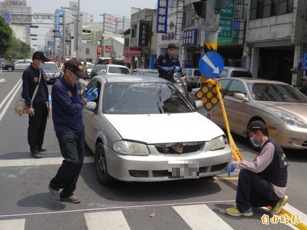 警方鑑識人員勘驗現場與採證調查。(記者王俊忠攝)