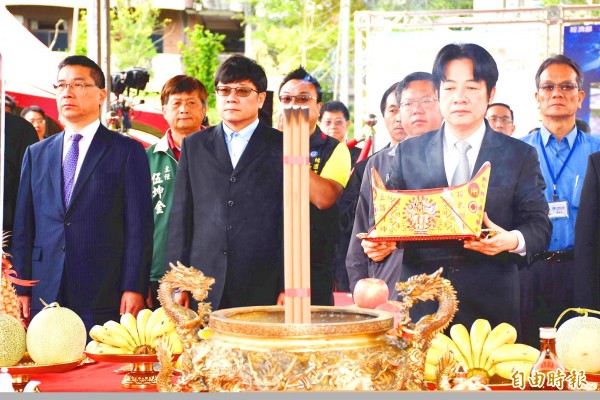 Premier William Lai, front right carrying a decorative paper gold ingot, attends a ceremony in Taoyuan County yesterday to pray for the safety of workers and the success of a new project to construct a siltation prevention tunnel around Shihmen Reservoir’s Amuping Wharf.
Photo: Lee Jung-ping, Taipei Times
Premier William Lai, front right carrying a decorative paper gold ingot, attends a ceremony in Taoyuan County yesterday to pray for the safety of workers and the success of a new project to construct a siltation prevention tunnel around Shihmen Reservoir’s Amuping Wharf.
Photo: Lee Jung-ping, Taipei Times