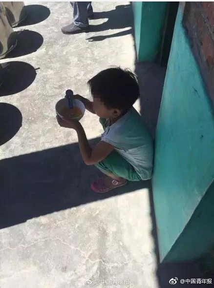 中國網友都非常心疼小女孩。（圖擷取自中國青年報微博）