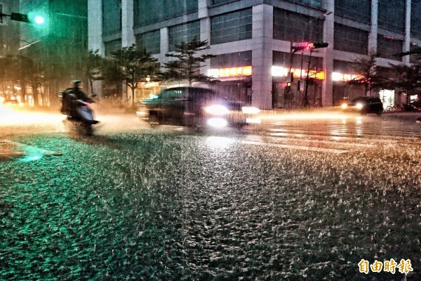 大雷雨夜襲台北市，許多市區道路積水。（資料照）