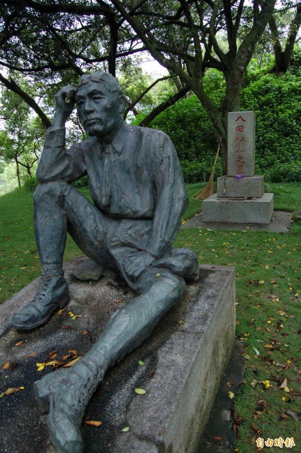 未被破壞前的烏山頭水庫八田與一銅像。(資料照,記者蔡文居攝)