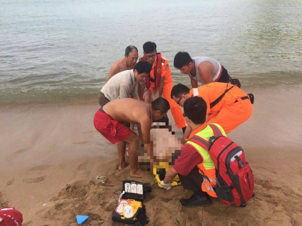 岸巡人員及救生員將溺水的男子救起。（記者吳昇儒翻攝）
