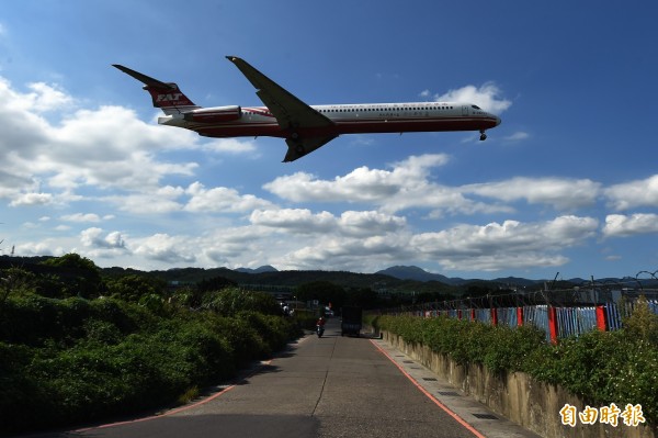 中颱泰利來勢洶洶，遠東航空宣布明天航班異動情形。（資料照，記者簡榮豐攝）