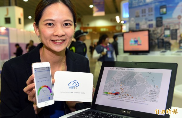 由北市府、巾研院、瑞昱半導體、華碩電腦共同打造的「空氣盒子」,22日在2016智慧城市展正式啟動,監測北市每個小學的溫度、濕度與PM2.5數據,並上傳雲端,讓學童與家長隨時都可上網或用APP查詢。(記者張嘉明攝)