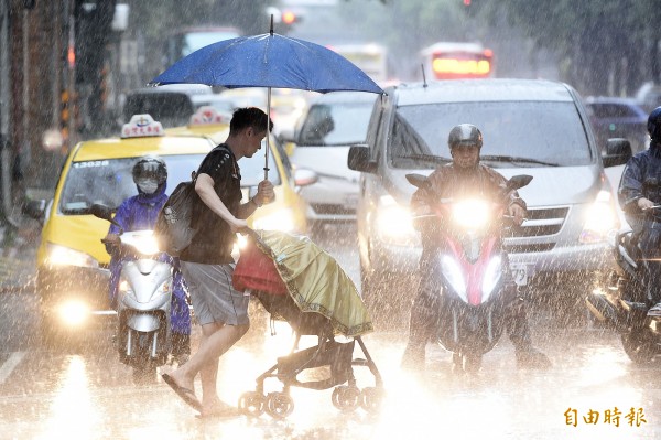 氣象局針對宜蘭等5縣市發布豪、大雨特報。(資料照,記者陳志曲攝)