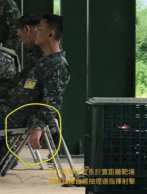 網友PO網爆料，指控陸軍203旅士官長在靶場抽菸。（圖擷取自靠北長官2.0臉書）