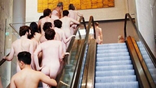 澳洲首都坎培拉的澳洲國立美術館首次推出全裸逛美術館活動。（圖擷取自《7 News》網站）