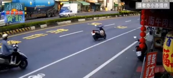 一輛遭擦撞的機車,突然如脫韁野馬暴衝,往前衝數10公尺後,撞分隔島自毀,車體當場支離破碎。(臉書「屏東小鎮資訊」授權)