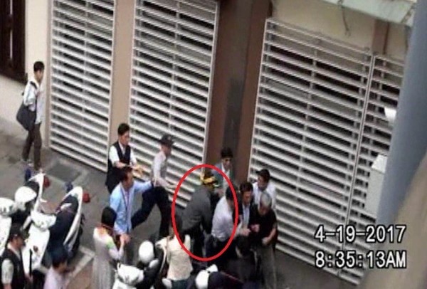 立委王定宇被監督年金改革行動聯盟成員彭克英推擠。(記者王冠仁翻攝)