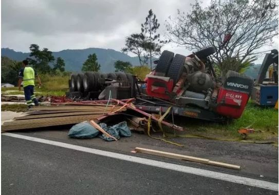 該名婦女被貨車上的木板重壓腹部身亡，但孩子飛出母體平安出生。（圖擷取自Metro）

