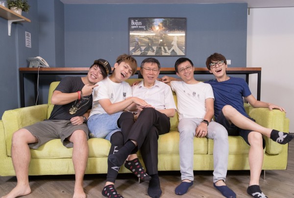 柯文哲與Youtuber所合拍的9支世大運宣傳影片,在網路上創造630萬次點閱,希望能由年輕人出發,向外推廣世大運。(圖取自柯文哲臉書)