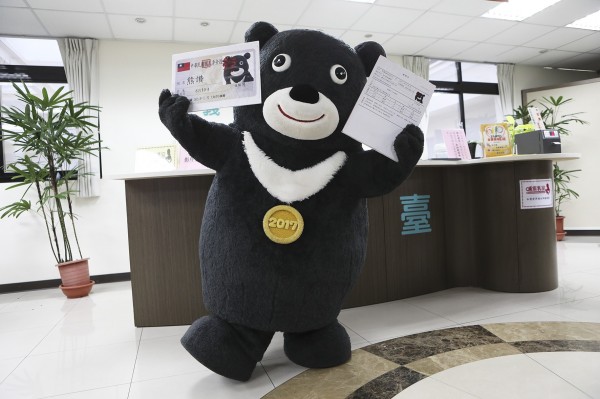 世大運吉祥物「熊讚」帶著身分證、履歷表,前往就業服務站登記找新工作。(北市觀光傳播局提供)