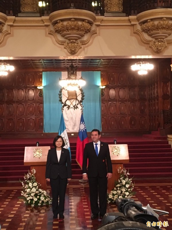 蔡英文總統與瓜地馬拉總統莫拉雷斯舉行會談,隨後莫拉雷斯整天陪同蔡英文的行程。(記者蘇永耀攝)