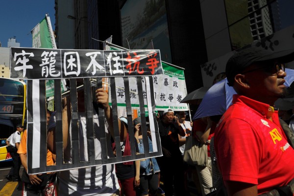 為聲援學運領袖黃之鋒、羅冠聰、周永康，約有近2千名香港民眾上街遊行聲援，高喊「釋放所有政治犯」等口號。（路透）