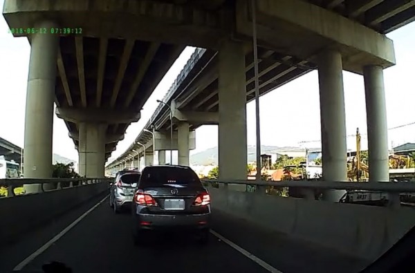 一輛深灰色豐田小轎車昨(12)日上午7點39分行經國道1號五股交流道「33五股」出口時,駕駛疑似是錯將煞車踩成油門,在排隊下交流道的車陣中連續衝撞前車2次。(圖擷取自爆料公社)