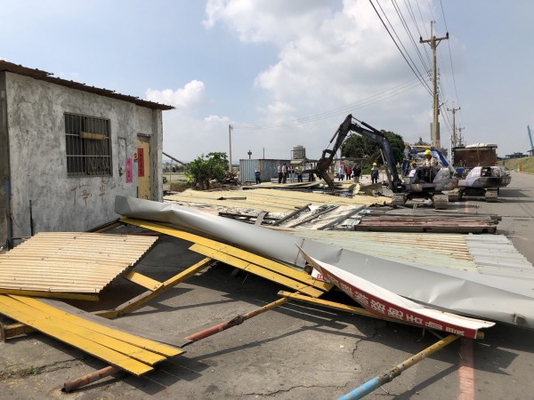 高美濕地前方的美堤街沿線土地為財政部國有財產署經管，過去卻長期被攤販占用，還搭蓋違建，日前已被拆除。（台中市政府提供）