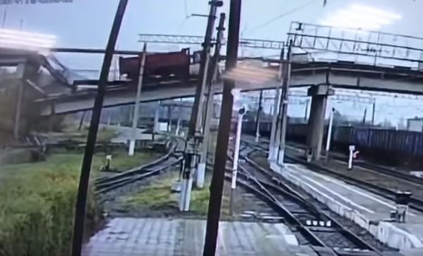 俄国横跨西伯利亚铁路的公路桥,在1辆货车驶过时发生坍塌。(图撷取自影片)