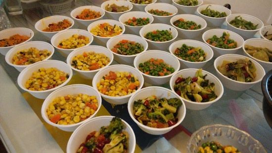 數十碗飯菜還要借用鄰居冰箱儲藏。(圖擷取自《人民網》)