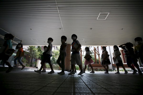 MERS疫情延燒，許多小朋友上學都戴著口罩。（路透）