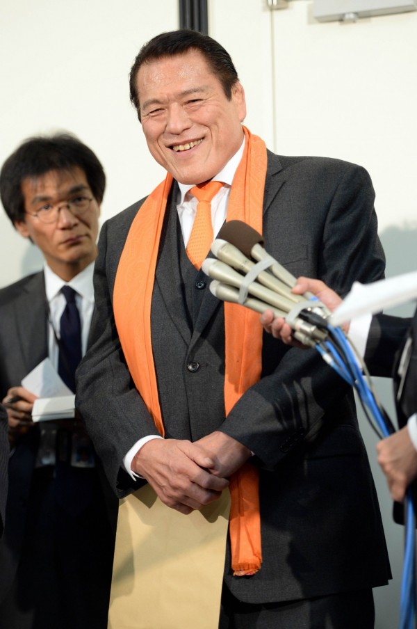 日本參院議員安東尼奧·豬木昨天在會議上提問，當幽浮來襲時，日本是否有應對措施。（法新社）