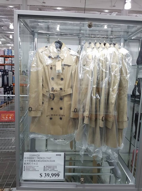 好市多賣的BURBERRY經典女中長版風衣,比官網上的售價少了2萬多元。(圖擷取自臉書社團「COSTCO 好市多 消費經驗分享區」)