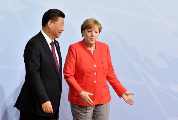 流亡德國的中國作家廖亦武今日在臉書引述友人的說法表示,德國總理梅克爾在中國國家主席習近平訪德期間,每天向他提劉曉波,指出德國更適合救治劉。(路透)