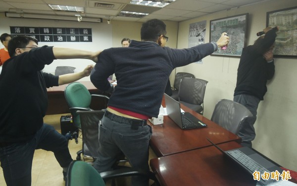 自由台灣黨主席蔡丁貴遭闖入人士噴灑生髮劑。(記者廖振輝攝)