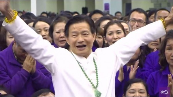 妙禪爭議不斷延燒,最近不少網友上「反妙禪」粉絲專頁指控妙禪。(圖擷自YouTube)