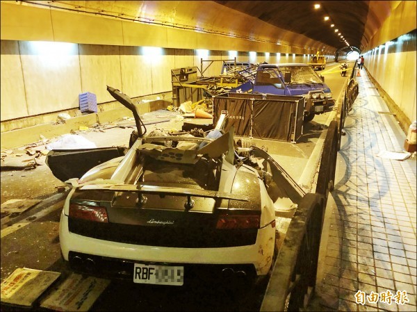 游瀚甯日前駕白色藍寶堅尼跑車,搭載女友「晨跑」,卻在剛出發不久,因車速過快,失控撞上換發燈具的工程車,造成2死3傷。(資料照)