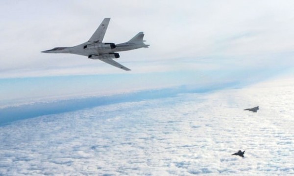 英國皇家空軍2架戰機，在北海攔截俄羅斯遠程轟炸機。（取自《The Guardian》）