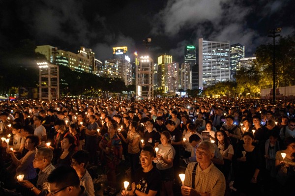 本月4日正逢六四天安門事件29週年,香港支援愛國民主運動聯合會(支聯會)如同往年,一樣持續在香港維多利亞公園(維園)舉辦悼念集會,大會方面估計有11萬人參與。(法新社)