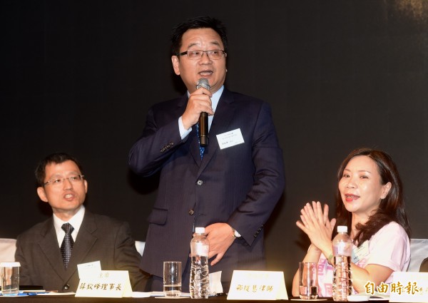 台北律師公會理事長薛欽峰（中）主持2017年會員大會，會中宣布投票表決通過退出中華民國律師公會全國聯合會。（記者簡榮豐攝）

