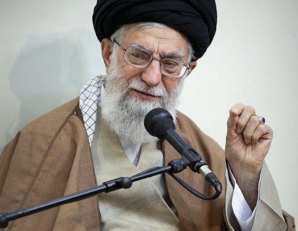 伊朗最高領導人阿里·哈米尼（Ayatollah Ali Khamenei）稱幼年學習英語是為西方「文化入侵」開闢道路。（美聯社）